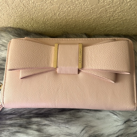 Betsy Johnson light pink wristlet with bow - Picture 4 of 15